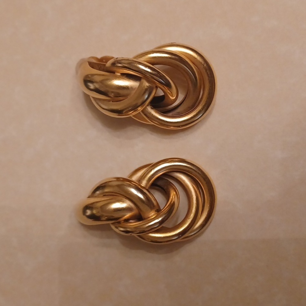 Women's earrings